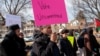 Pendukung kampanye gerakan "tidak berkomitmen" (Uncomitted Vote) dalam pilpres AS, mengadakan unjuk rasa untuk mendukung warga Palestina di Gaza, menjelang pemilihan pendahuluan di kota Hamtramck, Michigan, 25 Februari 2024.