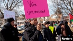 Pendukung kampanye gerakan "tidak berkomitmen" (Uncomitted Vote) dalam pilpres AS, mengadakan unjuk rasa untuk mendukung warga Palestina di Gaza, menjelang pemilihan pendahuluan di kota Hamtramck, Michigan, 25 Februari 2024.