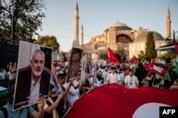 Demonstran pro-Palestina berunjuk rasa untuk mengutuk pembunuhan pemimpin Hamas Ismail Haniyeh di Lapangan Hagia Sophia di Istanbul, 3 Agustus 2024. (Foto: AFP)