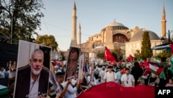 Waandamanaji wanaowaunga mkono Wapalestina wakilaani mauaji ya kiongozi wa Hamas Ismail Haniyeh, huko katika viwanja vya Hagia Sophia Square, Istanbul, Aug. 3, 2024.