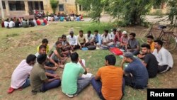 အိန္ဒိယနိုင်ငံ Bihar ပြည်နယ် Arrah မြို့မှာ အစိုးရဝန်ထမ်းစာမေးပွဲဖြေဖို့ ပြင်ဆင်နေတဲ့ ကျောင်းသားများ (ဇွန် ၂၄၊ ၂၀၂၂)