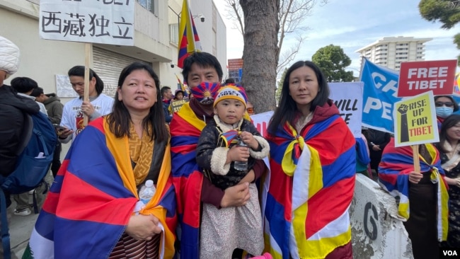 来自拉萨的流亡美国藏人齐美带着妻子和孩子一起来参加在中国驻旧金山总领馆前举行的纪念“西藏抗暴日”65周年活动。(周星晨拍摄)