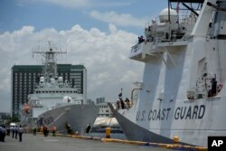 Kapal Penjaga pantai AS Cutter Stratton (WMSL 752) (kanan) dan Kapal Penjaga Pantai Jepang Akitsushima (PLH-32) berlabuh di dermaga Manila, Filipina, Kamis, 1 Juni 2023. Kapal Jepang dan AS tiba di Manila untuk latihan penjaga pantai trilateral terjadwal \di dekat Laut Cina Selatan. (AP/Aaron Favila)