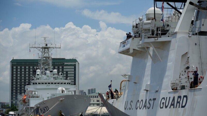 Kapal Penjaga pantai AS Cutter Stratton (WMSL 752) (kanan) dan Kapal Penjaga Pantai Jepang Akitsushima (PLH-32) berlabuh di dermaga Manila, Filipina, Kamis, 1 Juni 2023. Kapal Jepang dan AS tiba di Manila untuk latihan penjaga pantai trilateral terjadwal \di dekat Laut Cina Selatan. (AP/Aaron Favila)