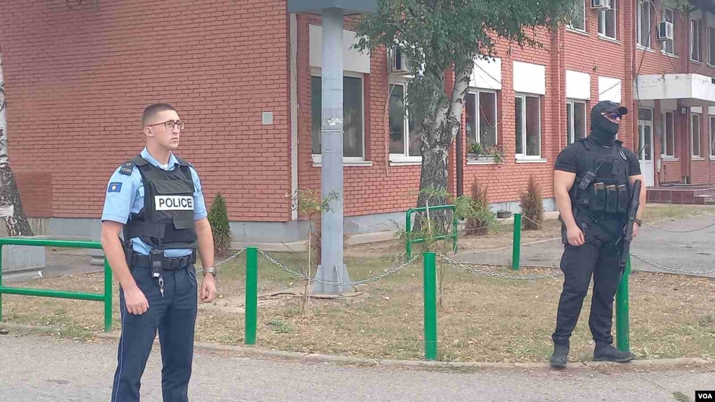 Autoritetet mbyllin zyrat e komunave paralele serbe në veri të Kosovës