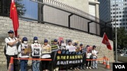 親中團體"保衛香港運動"12月1日到美國駐港總領事館外示威，抗議眾議院外交事務委員會通過法案，撤銷香港駐美經貿辦特權。(美國之音/湯惠芸)