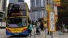 Orang-orang mengantre untuk naik bus tingkat di Hong Kong, China, 27 Februari 2024. (Foto: REUTERS/Tyrone Siu)