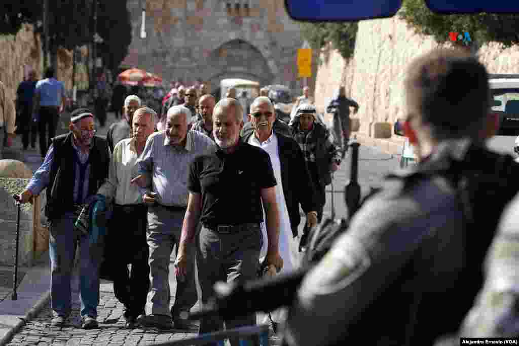 Musulmanes residentes en Jerusalén, mayormente ancianos, salen por la Puerta de los Leones ante la mirada de soldados israelíes que han instalado puntos de control en todos los acceso a la Ciudad Vieja de Jerusalén.