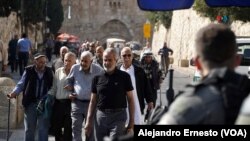 Musulmanes residentes en Jerusalén, mayormente ancianos, salen por la Puerta de los Leones ante la mirada de soldados israelíes que han instalado puntos de control en todos los acceso a la Ciudad Vieja de Jerusalén.