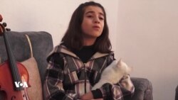 کچێکی عەفرینی بە دەنگە خۆشەکەی سەرنجی هەزاران کەس بۆ خۆی ڕادەکێشێت
