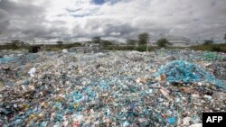 Kumpulan sampah plastik tampak menggunung di area pabrik pengolahan limbah di Kota Athi River, Machakos, Kenya, pada 13 November 2023. (Foto: AFP/Tony Karumba)