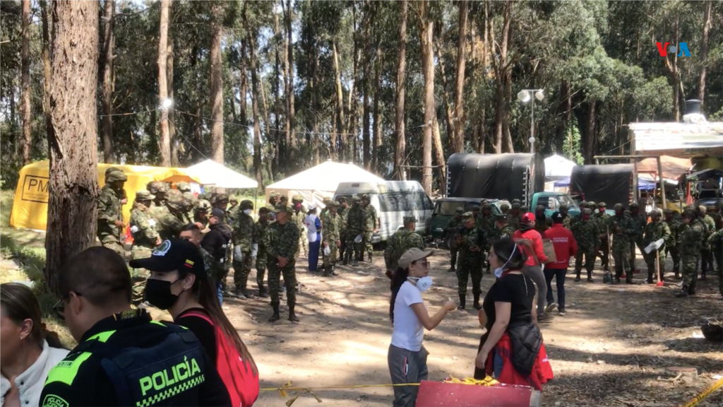 Bomberos, Ejército Nacional, Defensa Civil, Fuerza Aérea, el Instituto Distrital de Gestión de Riesgos y Cambio Climático (IDIGER) y miembros del equipo de Gestión del Riesgo de Integración Social trabajan para eliminar el fuego y atender las necesidades de la población afectada.