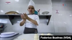 El chef Edwin Castiblanco explica a la VOA las características y recetas del pandebono, pan de yuca, pan de queso y la almojábana.