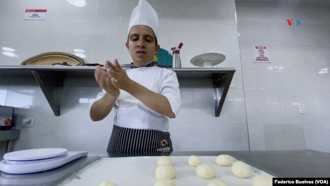 El chef Edwin Castiblanco explica a la VOA las características y recetas del pandebono, pan de yuca, pan de queso y la almojábana.