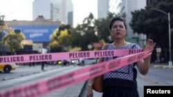 Seorang perempuan trans menarik garis polisi saaat ia berusaha menutup jalan dalam aksi protes menentang pembunuhan sejumlah transgender di Mexico City, pada 15 Januari 2024. (Foto: Reuters/Quetzalli Nicte-Ha)