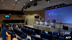 Perwakilan Tinggi Uni Eropa untuk Urusan Luar Negeri dan Kebijakan Keamanan, Josep Borrell (dua dari kiri), wakil presiden Komisi Eropa Margrethe Vestager (dua dari kanan) dalam konferensi pers di kantor pusat UE di Brussels, 5 Maret 2024. (JOHN THYS / AFP)