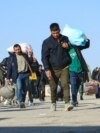 Afganistanski imigranti deportovani iz Irana, nose svoje stvari u reistrovanom centru u Islam Kali, pograničnom gradu u pokrajini Herat, 6. novembra 2023.