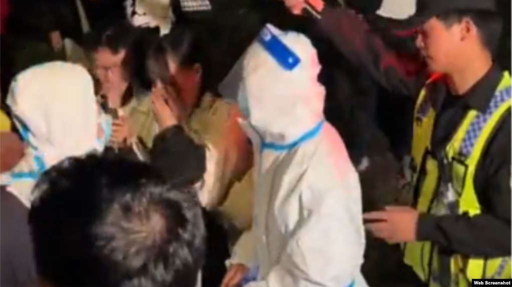 资料照:2023年10月31日上海万圣节街头聚会扮演大白的人被警察带走。(照片来自推特视频截图)