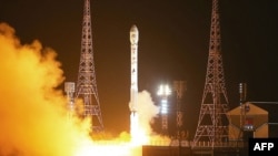 북한이 지난해 11월 평안북도 철산군 서해위성발사장에서 정찰위성 ‘만리경-1호’를 신형 로켓 ‘천리마-1형’에 탑재해 발사했다며 관영매체를 통해 사진을 공개했다.