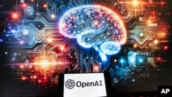 แฟ้มภาพ - โลโก้ OpenAI บนโทรศัพท์มือถือที่มีภาพหน้าจอคอมพิวเตอร์เป็นภาพของโมเดลของ ChatGPT Dall-E text-to-image เมื่อ 8 ธ.ค. 2023 (AP Photo/Michael Dwyer)