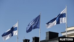 ဖင်လန်နိုင်ငံခြားရေးဝန်ကြီးဌာနမှ လွှင့်ထူထားတဲ့ နေတိုးနဲ့ ဖင်လန်နိုင်ငံတော်အလံများ၊ ဧပြီ ၄၊ ၂၀၂၃။