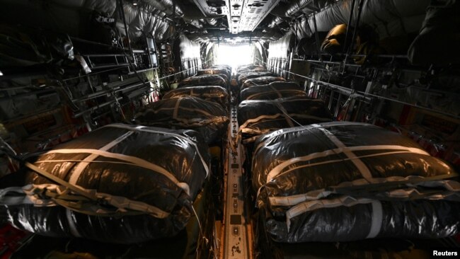 미국 공군 C-130 수송기에 실린 구호물자가 가자지구 상공에서 투하되고 있다.