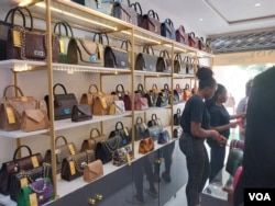 La boutique de Mak Nisy, une entreprise spécialisée dans la conception et la production de sacs et d’accessoires faits main.