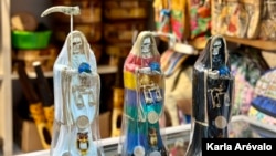 Diversos altares a la Santa Muerte se exponen en algunos mercados de Centroamérica. Sus seguidores rezan y hacen ofrendas a estas estatuas con forma de esqueleto. 