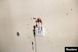 Tragovi krvi na jednom od zidova u kući u kibucu. (Foto: REUTERS/Ronen Zvulun)