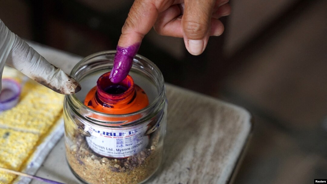 Seseorang mencelupkan jarinya ke dalam tinta di tempat pemungutan suara pada hari pemilihan umum Kamboja, di Phnom Penh, Kamboja, 23 Juli 2023. (Foto: Reuters)