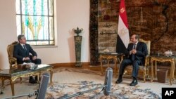 Sekrete Deta Antony Blinken (a goch) rankontre Prezidan Ejipsyen Abdel Fattah El-Sisi nan vil Ker, Ejipt, 15 Oktob, 2023. 