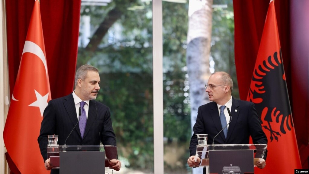 Tiranë, ministrat e Jashtëm të Shqipërisë dhe Turqisë, Igli Hasani dhe Hakan Fidan, në përfundim të takimit
