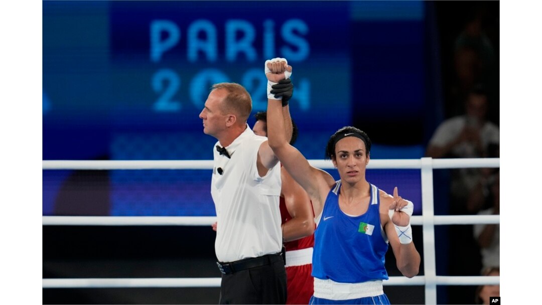 Petinju Aljazair Imane Khelif memberi isyarat setelah mengalahkan petinju Thailand Janjaem Suwannapheng dalam pertandingan semifinal tinju putri kelas 66 kg di Olimpiade Musim Panas 2024, 6 Agustus 2024, di Paris. (Foto: AP)