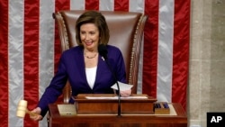 La présidente de la Chambre, Nancy Pelosi, annonce l'adoption du projet de loi prévoyant des protections pour les mariages homosexuels, à la Chambre, le 8 décembre 2022, à Washington.
