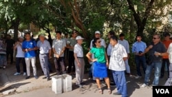 A large crowd of Uzbek journalists and activists wait outside Mirabad Disctrict Criminal Court in Tashkent, Uzbekistan, to observe the trial of blogger Abduqodir Muminov, July 25, 2023. (Farukh Samarqandiy/VOA Trainee) 