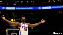 Joel Embiid (21) des Philadelphia 76ers célèbre après avoir marqué son 50e point contre les Washington Wizards, USA, le 6 décembre 2023.