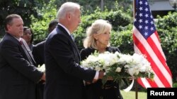 Wakati alipokuwa makamu wa rais Joe Biden na mkewe Jill Biden waliweka shada la maua katika eneo lilipokuwa ubalozi wa Marekani huko Nairobi