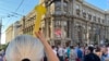 Demonstranti blokiraju raskrsnicu ulica Kneza Miloša i Nemanjine ispred Vlade Srbije zbog određivanja zatvorskih kazni trojici aktivista dan nakon blokade dve železničke stanice u Beogradu (foto: Glas Amerike /Stefan Miljuš)