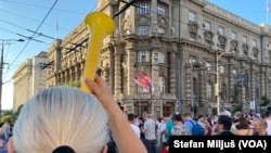 Demonstranti blokiraju raskrsnicu ulica Kneza Miloša i Nemanjine ispred Vlade Srbije zbog određivanja zatvorskih kazni trojici aktivista dan nakon blokade dve železničke stanice u Beogradu (foto: Glas Amerike /Stefan Miljuš)