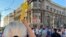 Demonstranti blokiraju raskrsnicu ulica Kneza Miloša i Nemanjine ispred Vlade Srbije zbog određivanja zatvorskih kazni trojici aktivista dan nakon blokade dve železničke stanice u Beogradu (foto: Glas Amerike /Stefan Miljuš)