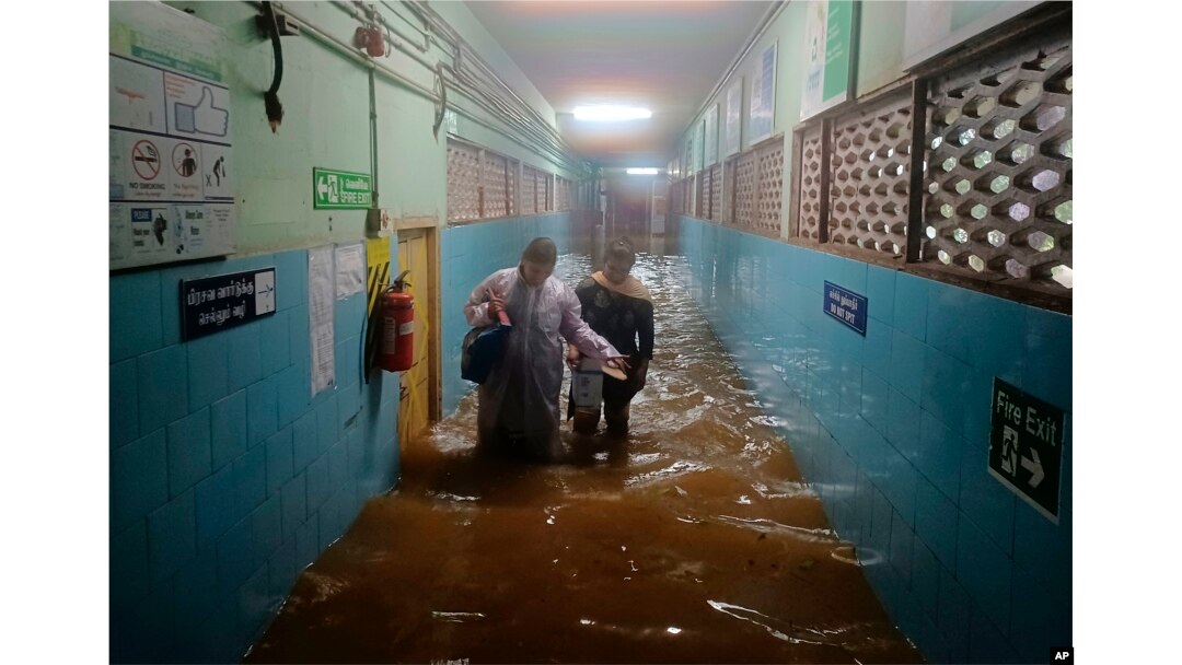 Rumah Sakit Pemerintah Tambaram terendam banjir menyusul hujan lebat di sepanjang pantai Teluk Benggala di Chennai, India, Senin, 4 Desember 2023.(AP)
