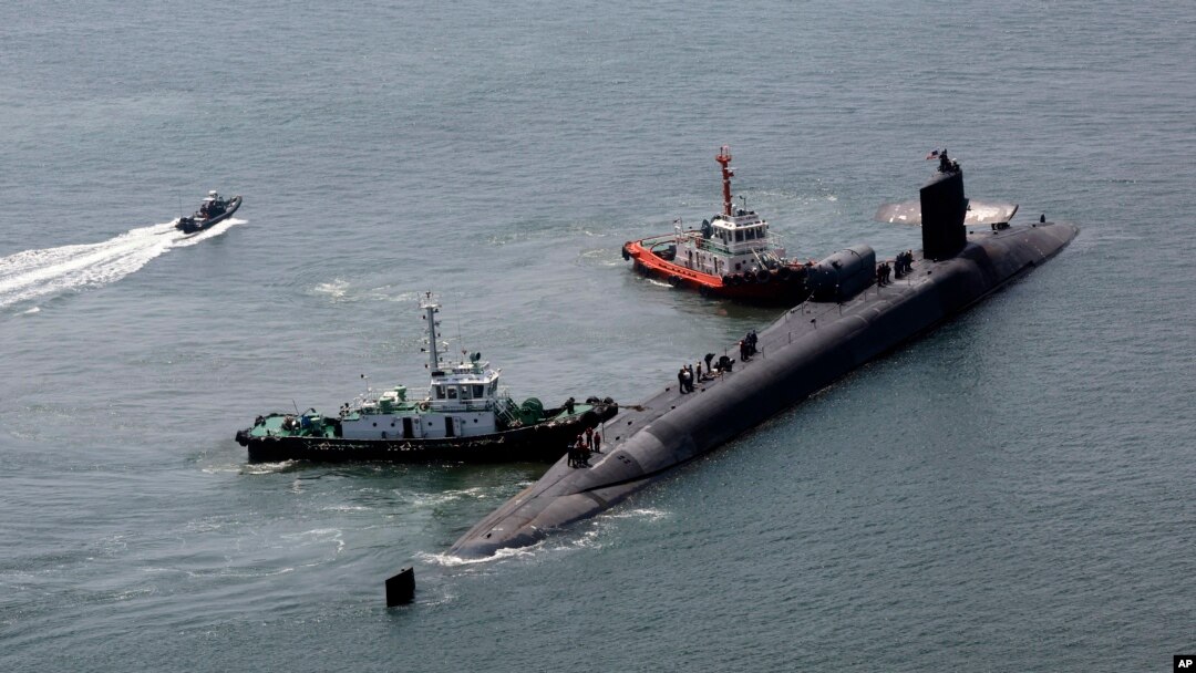 ILUSTRASI - Kapal selam bertenaga nuklir USS Michigan mendekati pangkalan angkatan laut di Busan, Korea Selatan, Jumat 16 Juni 2023. (Gang Duck-chul/Yonhap via AP)