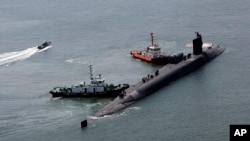 El submarino de propulsión nuclear USS Michigan se acerca a una base naval en Busan, Corea del Sur, el viernes 16 de junio de 2023. (Gang Duck-chul/Yonhap vía AP)
