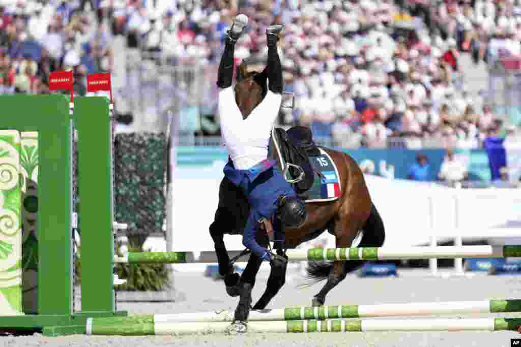 France&#39;s Marie Oteiza falls will riding Babouchka de la Bride IFCE during the final riding show of the women&#39;s individual in the modern pentathlon at the 2024 Summer Olympics in Versailles, France.