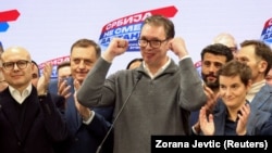 Predsednik Srbije Aleksandar Vučić u sedištu SNS u izbornoj noći, 17. decembar 2023. (REUTERS/Zorana Jevtic)