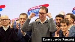 Predsednik Srbije Aleksandar Vučić u sedištu SNS u izbornoj noći, 17. decembar 2023. (Foto: Reuters/Zorana Jevtić)