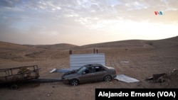 Un auto abandonado en el desierto del Néguev, muy cerca de la aldea Sahabi.