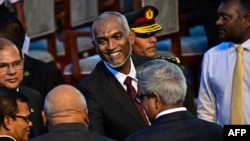 资料照片：2023年11月17日，马尔代夫总统穆罕默德·穆伊祖在马累的就职典礼结束时离开。（法新社照片）
