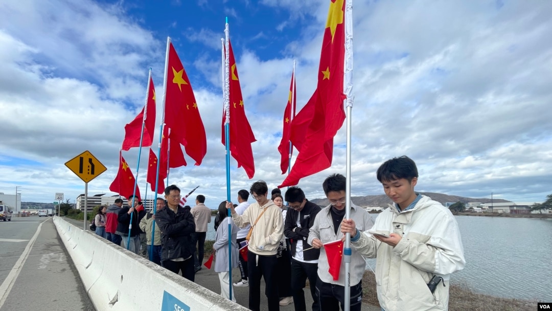 14日,習近平抵美,在舊金山機場附近歡迎習近平的留學生群體。(美國之音)