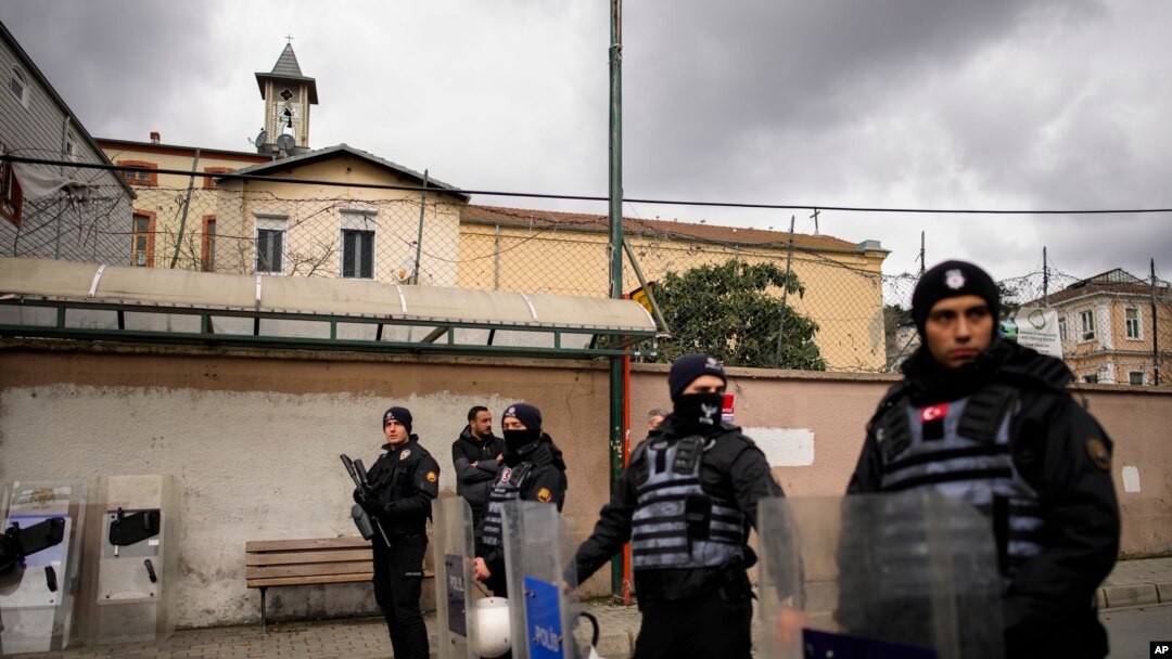 İstanbul’daki Santa Maria kilisesine Pazar günü yapılan saldırı sonrası gözaltına alınan 51 kişiden 25’i İstanbul Sulh Ceza Hakimliği tarafından tutuklandı. 